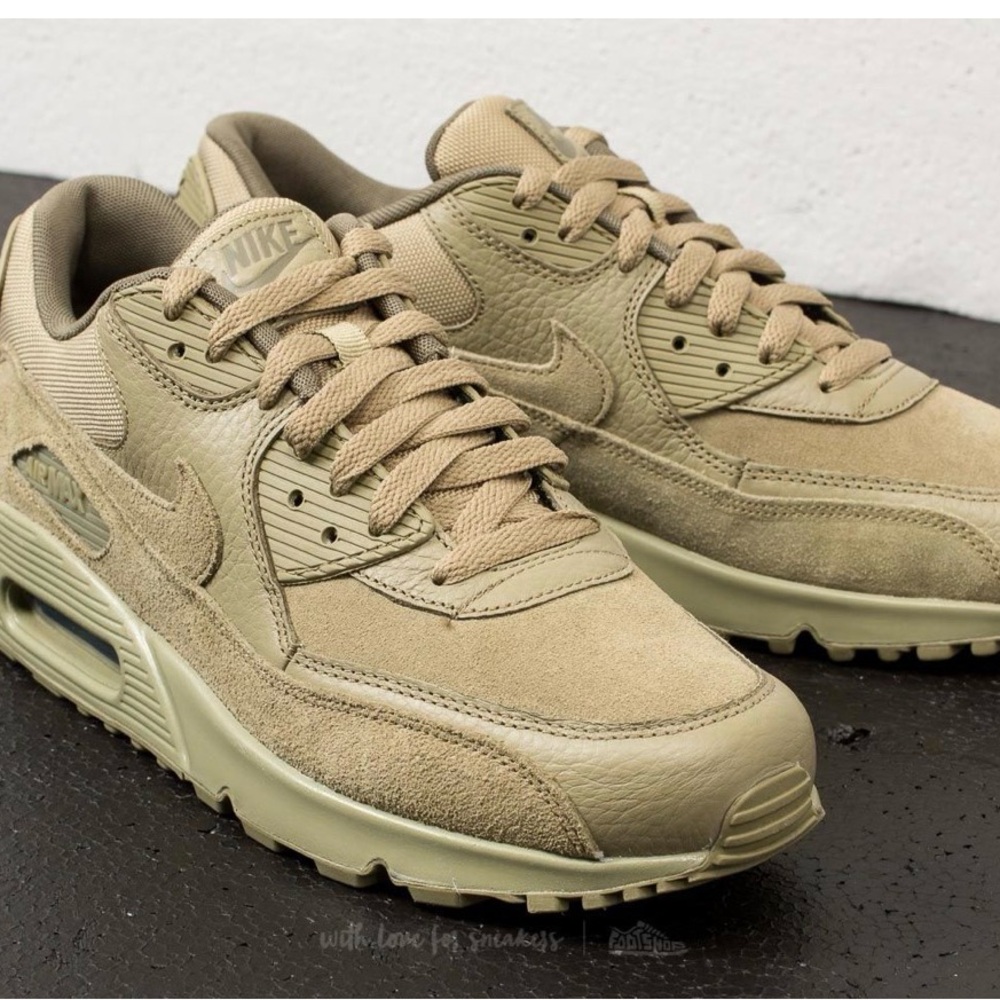 NIKE AIR MAX 90 PREMIUM Women’s size 11 Men size 9